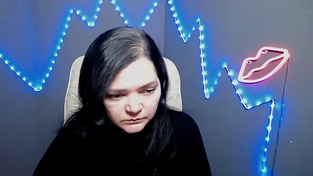 laurafinn (F milf) - big smile)