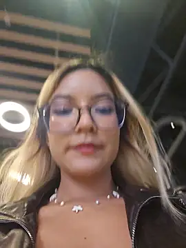 Webcam Model (Pretty_roxxyy)  is live.Free join now!