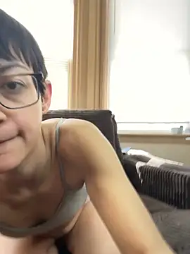 Webcam Model (FaiiryArii) is live