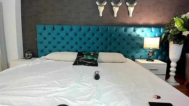 lunnamoretti - LunnaMoretti's free webcam - UK Sex Cams