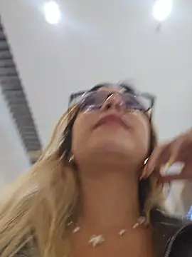 pretty_roxxyy (F teen) - Toy CONTROL until squirt IN PUBLIC 💦✨