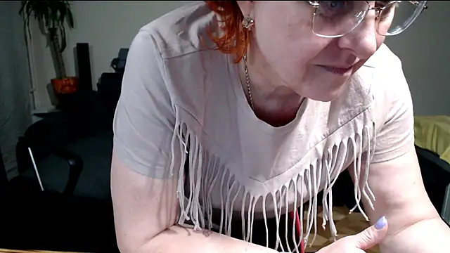 joannaandneighbour (F mature) - My juicy pussy open