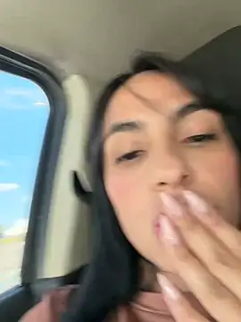 alina_cruz (F young) - show Tits in Uber