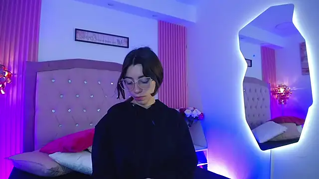 MarinetteLux live sex cam