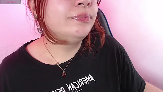 littlee_red - Littlee_red's free webcam