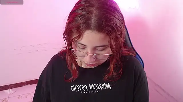 littlee_red - Littlee_red's free webcam