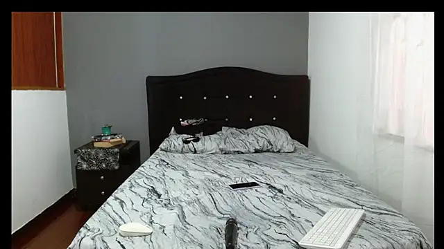 Emilia_1995 live sex cam