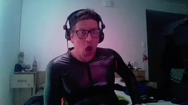 bigthroaterboy - Bigthroaterboy's free webcam - UK Sex Cams