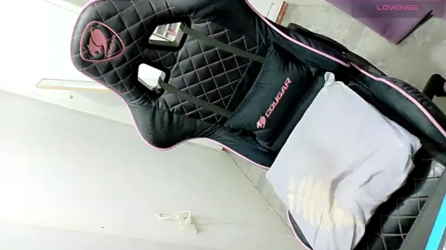 tgirljennie_69 - Tgirljennie_69's free webcam - UK Sex Cams