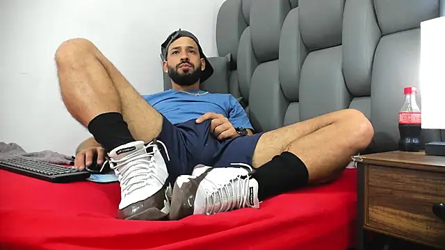 thiagogomez (M young) - milk in public