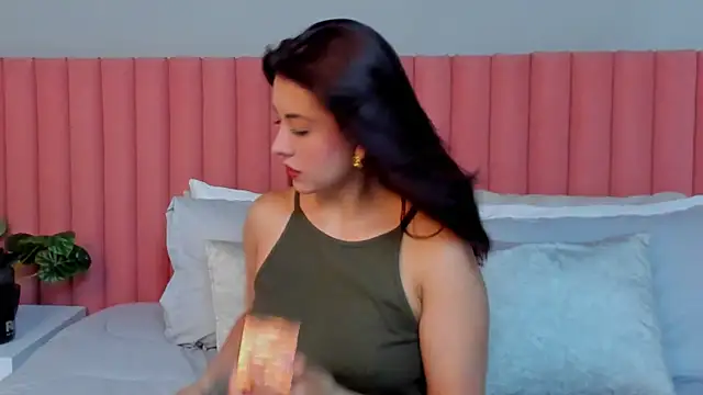 emasaenz - EmaSaenz's free webcam - UK Sex Cams