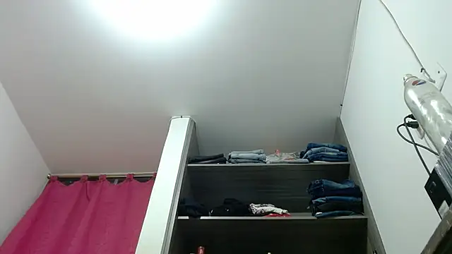 nicolle_milf1978 - Nicolle_milf1978's free webcam - UK Sex Cams