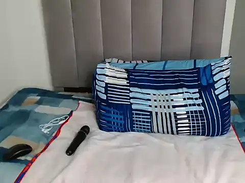 sassy_s (F young) - squeez boobs