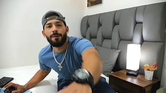 thiagogomez (M young) - milk in public