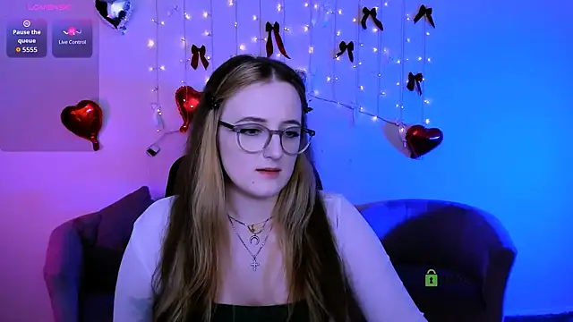 luna_berryy (F young) - show bra