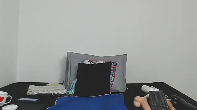 roxanne76 - Roxanne76's free webcam - UK Sex Cams