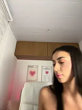 Webcam Model (maddy_bronw_)  is live.Free join now!