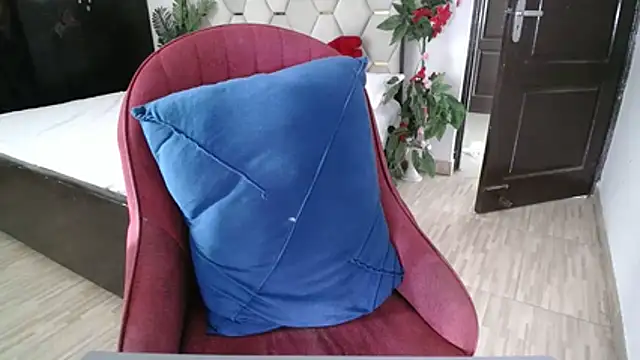 little_princess01 (F teen) - oiling on boobs one min.