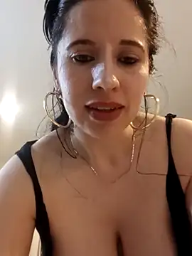 Webcam Model (sirena_dorada29)  is live.Free join now!