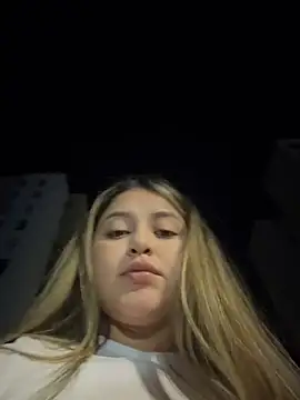 Webcam Model (lunablossom_)  is live.Free join now!