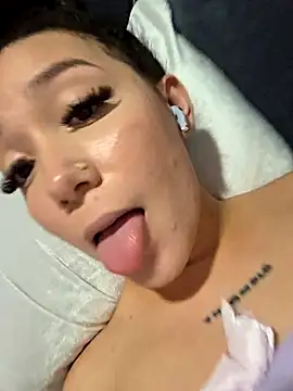 alaia_princess (F young) - Echarme agua en la camisa