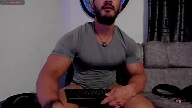 curt_xxx (M young) - NAKED AND HARD