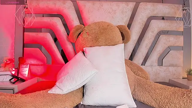 angelineheet (F young) - in bed legs spread my pussy dripping🔥💦