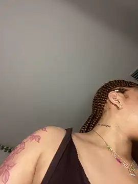 charlotee_ (F teen) - Oil on my boobs