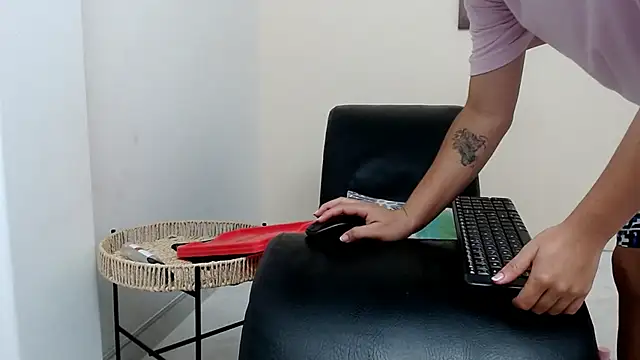 skinnysexy18 - Skinnysexy18's free webcam - UK Sex Cams