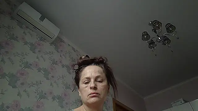 lindastars (F mature) - flash boobs