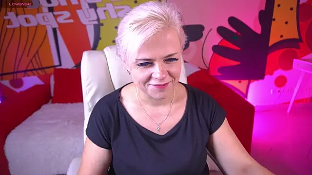 crystalvibe - CrystalVibe's free webcam - UK Sex Cams