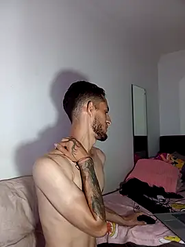 Clouer_glow16 live cam