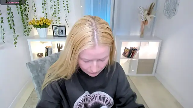 laly_peach - Laly_Peach's free webcam - UK Sex Cams