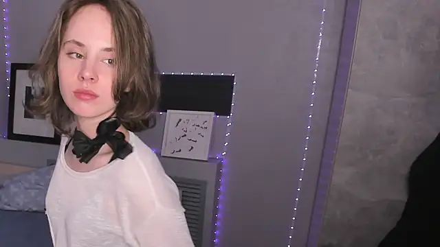 crystaleah - CrystaLeah's free webcam - UK Sex Cams