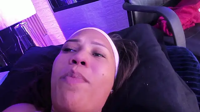 bustyglow - BustyGlow's free webcam