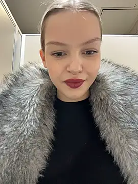 ashleymur (F teen) - play with nipple piercing