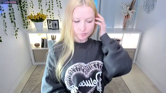 laly_peach (F young) - tease you in doggy