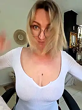 missmialicious (Ask my age) - Tip 66tkn = 1x Anal Video