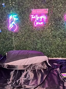 Webcam Model (RenaThickAss) is live