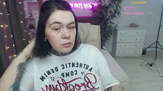 Qwerty_Anna_Lbo live sex cam