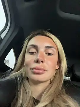 sandracarter (F young) - Show hard nipples in public