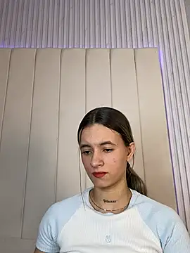 Webcam Model (JuliaColemann) is live