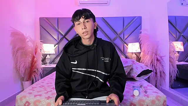 Milan_LewisS live sex cam