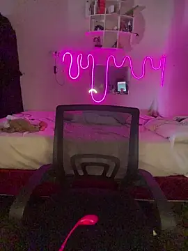 Webcam Model (SoftLady_S33)  is live.Free join now!