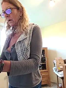 HotWifeLyn68 Live Webcam on Stripchat