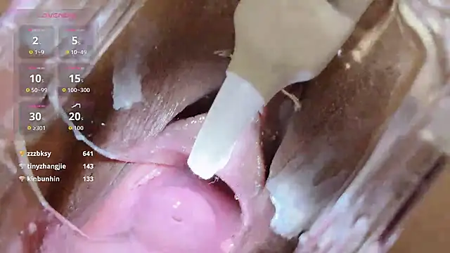 表面清纯实则反差，喜欢大尺度表演可以拉我进小黑屋哦