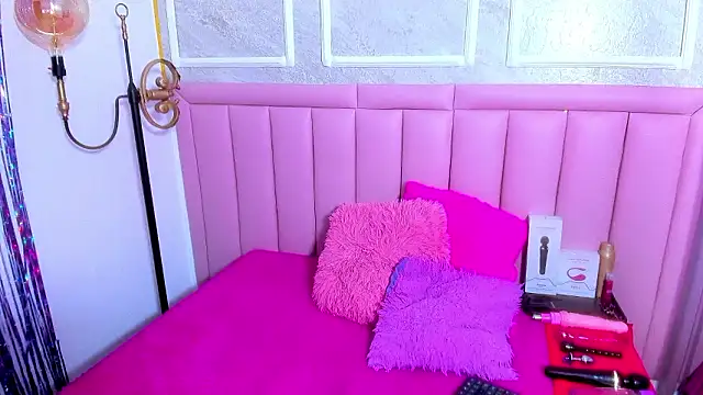 hoollyhendrix - HoollyHendrix's free webcam - UK Sex Cams