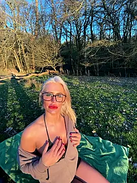 Webcam Model (AliceDx)  is live.Free join now!