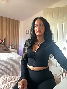 Webcam Model (Lolaxox_)  is live.Free join now!