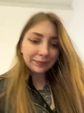 sunny___bunny (F young) - risky flash tits right here!